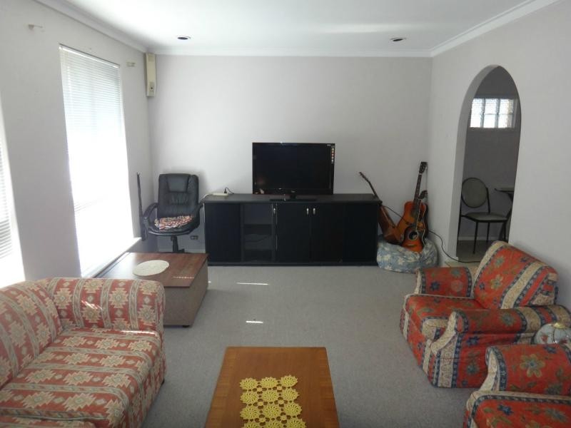 15 Clovertree Street, Maddington WA 6109