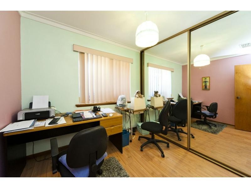 21 Cambridge Crescent, Cooloongup WA 6168