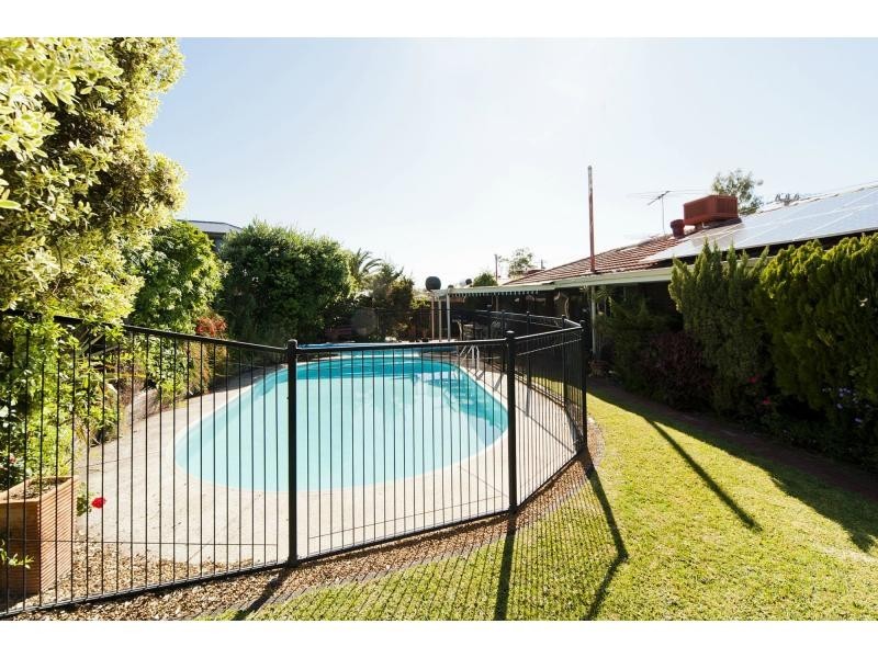 21 Cambridge Crescent, Cooloongup WA 6168