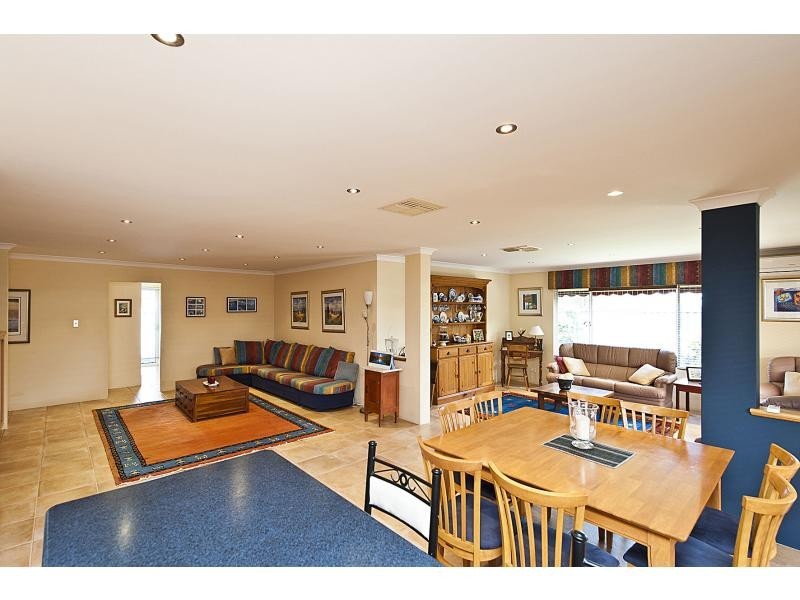 19 Foxton Boulevard, High Wycombe WA 6057