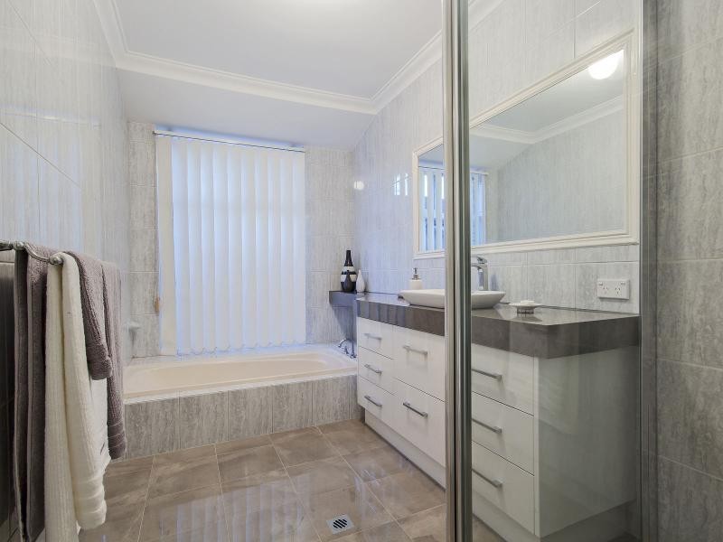 8 Alfred Close, Safety Bay WA 6169