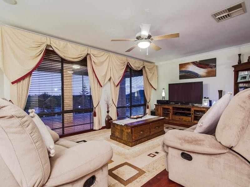 11 Staunton Rise, Halls Head WA 6210