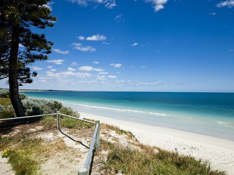 38 Warnbro Beach Road, Safety Bay WA 6169