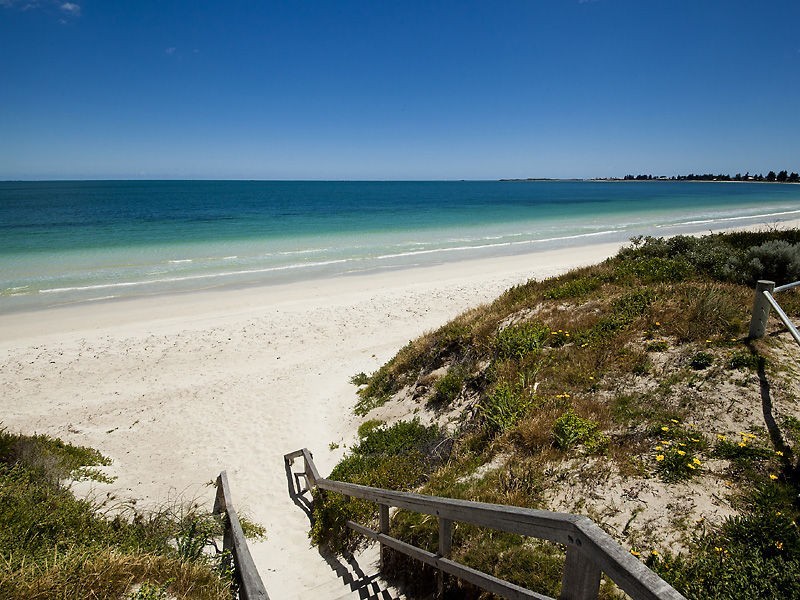 38 Warnbro Beach Road, Safety Bay WA 6169