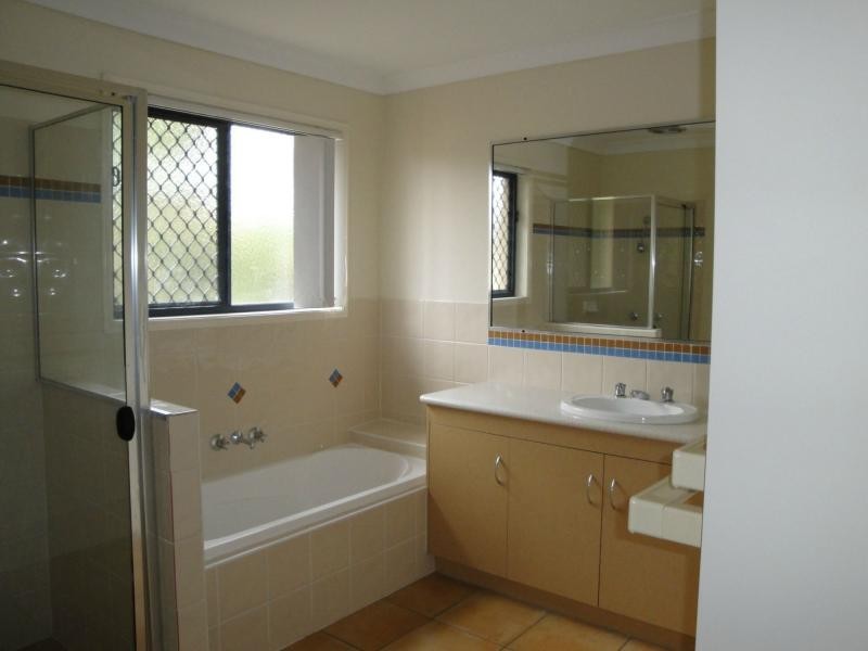 8 McNally Close, Seventeen Mile Rocks QLD 4073