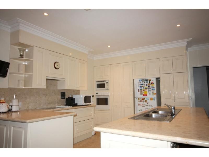 6 Dove Tree Crescent, Sinnamon Park QLD 4073