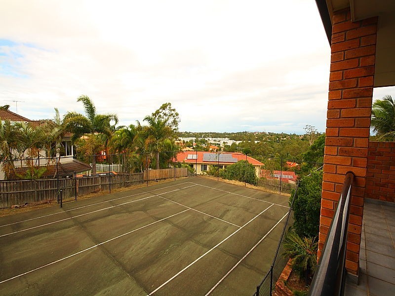 2 Moncrieff Court, Mount Ommaney QLD 4074