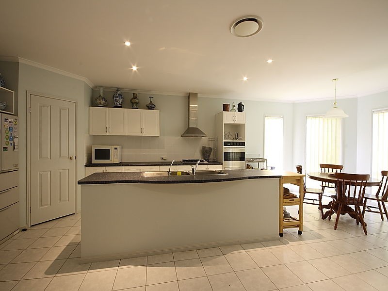 2 Moncrieff Court, Mount Ommaney QLD 4074