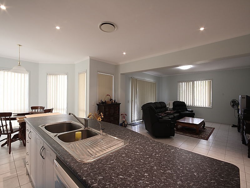 2 Moncrieff Court, Mount Ommaney QLD 4074