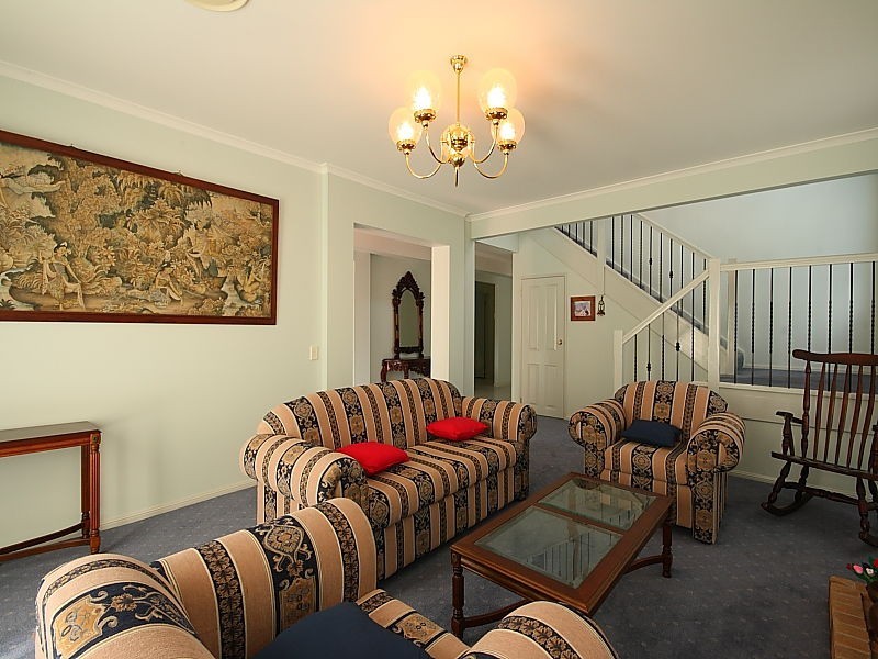 2 Moncrieff Court, Mount Ommaney QLD 4074
