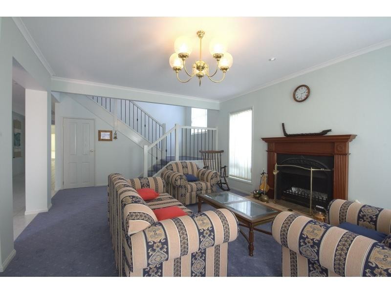 2 Moncrieff Court, Mount Ommaney QLD 4074