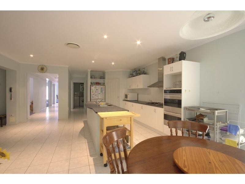 2 Moncrieff Court, Mount Ommaney QLD 4074