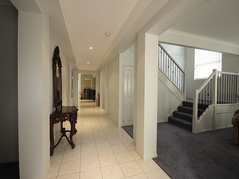 2 Moncrieff Court, Mount Ommaney QLD 4074