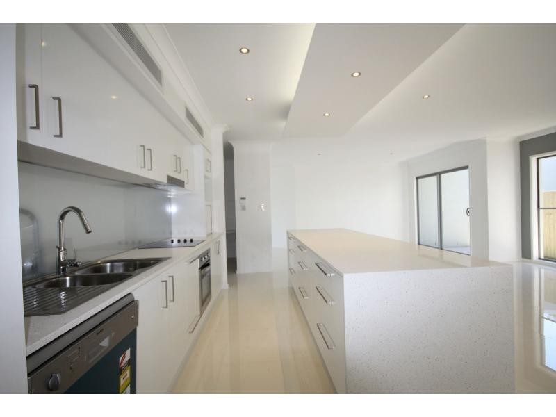 43 Westlake Drive, Mount Ommaney QLD 4074