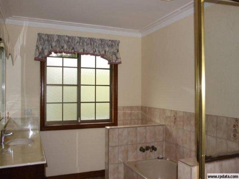 4 Darling Court, Mount Ommaney QLD 4074