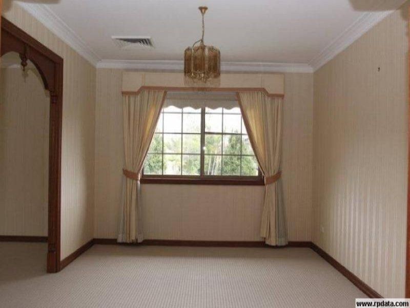 4 Darling Court, Mount Ommaney QLD 4074