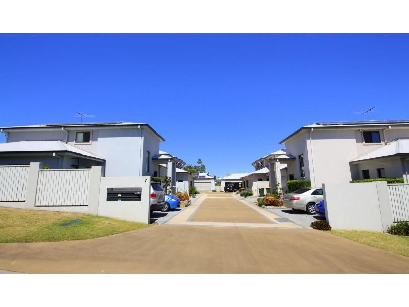 4/7 Greenway Circuit, Mount Ommaney QLD 4074