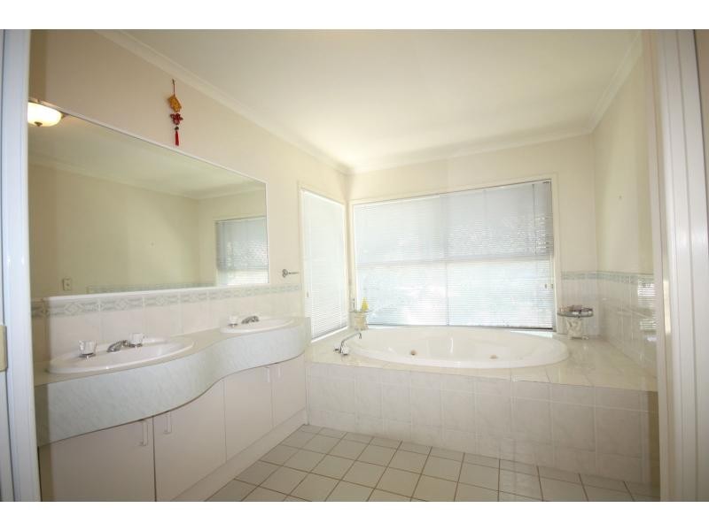 15 Elamang Close, Sinnamon Park QLD 4073