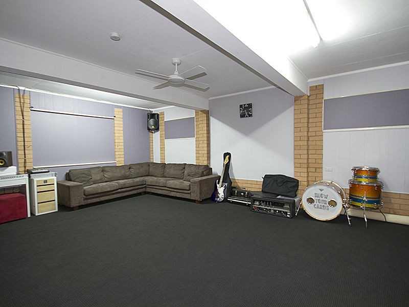 8 TYRRELL Road, Jamboree Heights QLD 4074