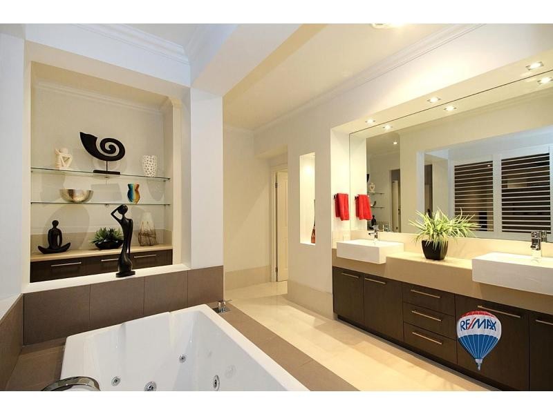 5 La Belle Court, Westlake QLD 4074