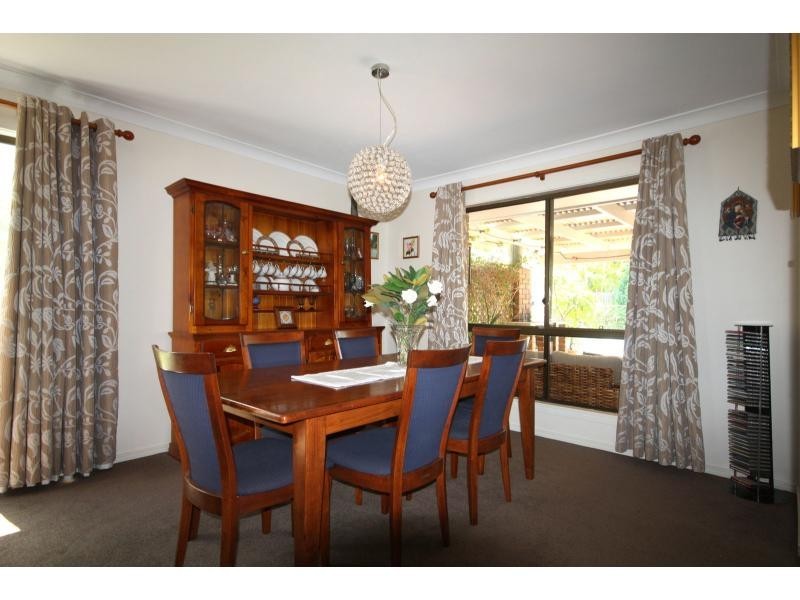 8 Rani Close, Mount Ommaney QLD 4074