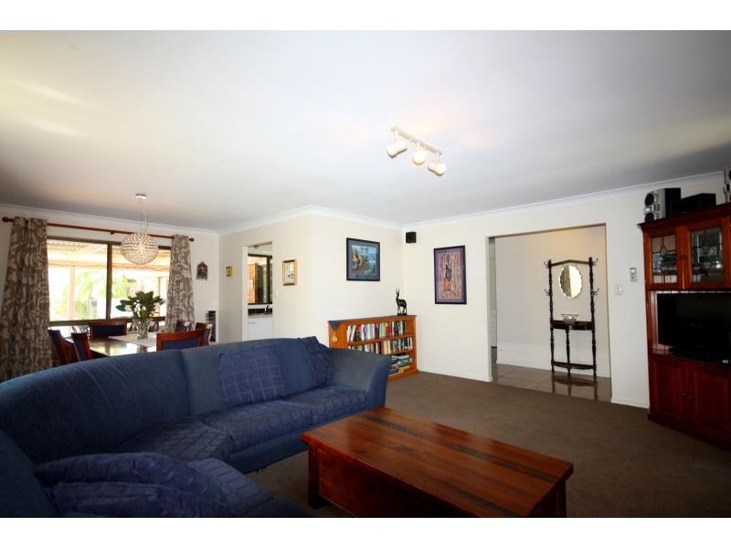 8 Rani Close, Mount Ommaney QLD 4074