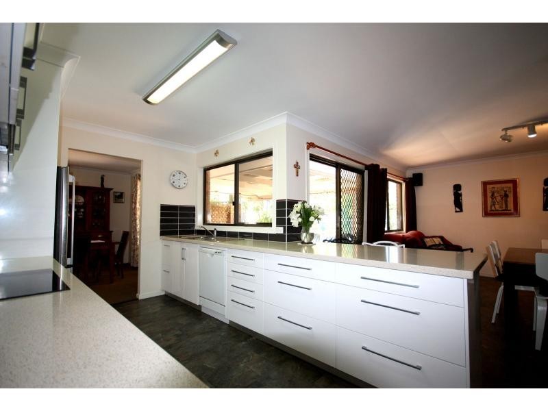 8 Rani Close, Mount Ommaney QLD 4074