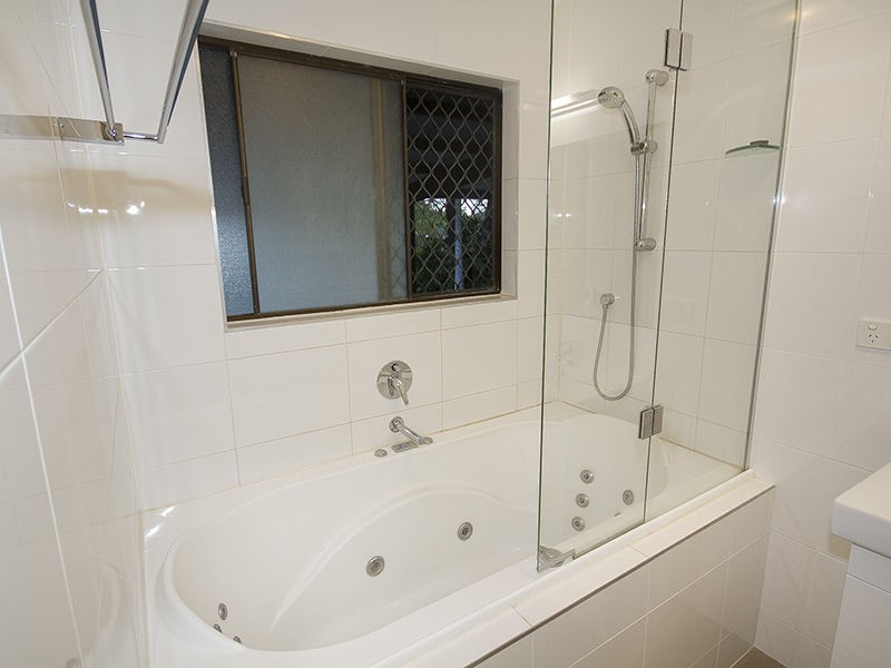 4 Molesworth Street, Seventeen Mile Rocks QLD 4073