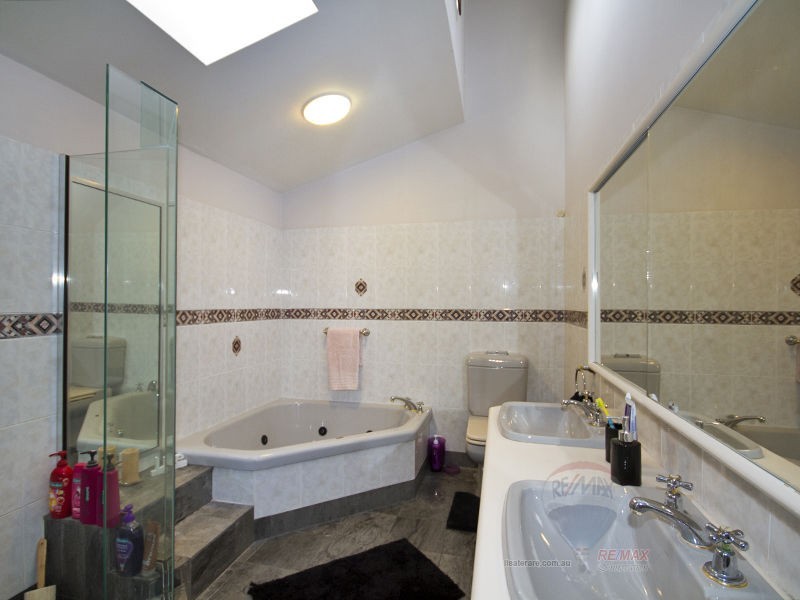 1 Roper Close, Westlake QLD 4074