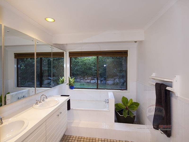 2 Bundoran Close, Westlake QLD 4074