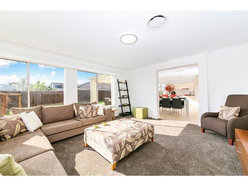27 Barcoo Crescent, Sinnamon Park QLD 4073