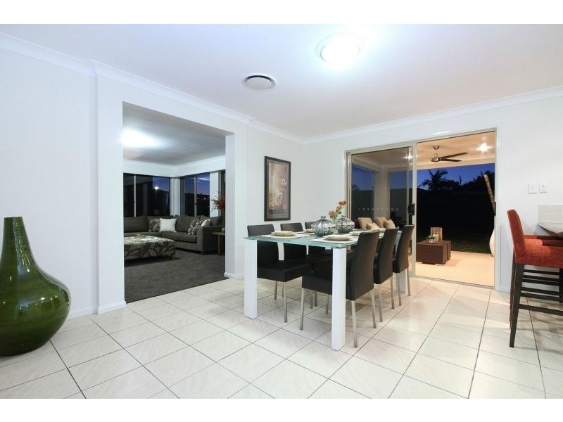 27 Barcoo Crescent, Sinnamon Park QLD 4073
