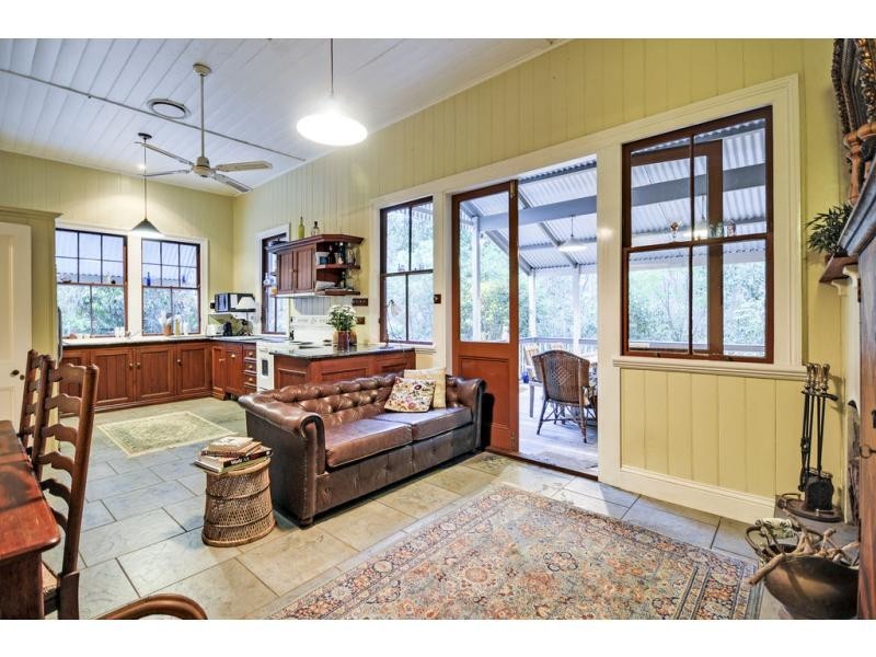 112 Airlie Road, Pullenvale QLD 4069