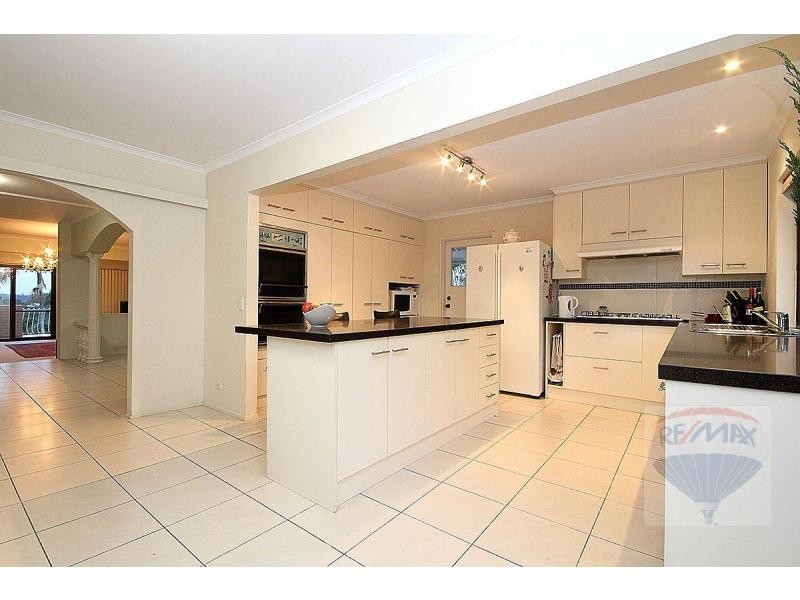 4 MacQuarie Court, Mount Ommaney QLD 4074