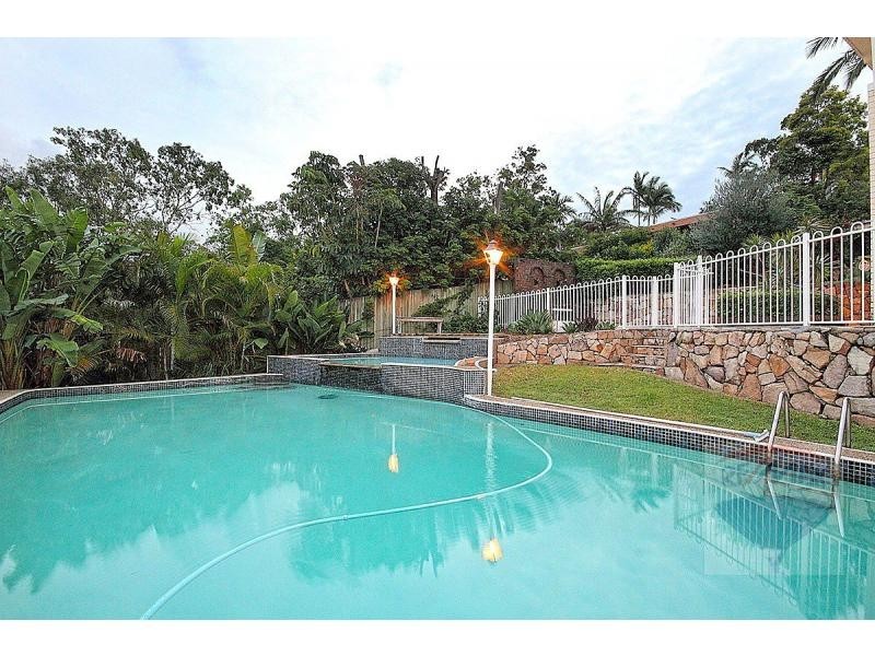 4 MacQuarie Court, Mount Ommaney QLD 4074