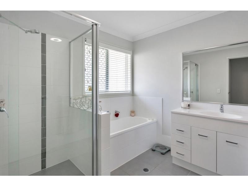 7 Honeyeater Crescent, Moggill QLD 4070