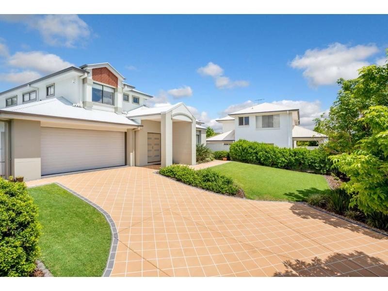 8 Fairway Court, Mount Ommaney QLD 4074