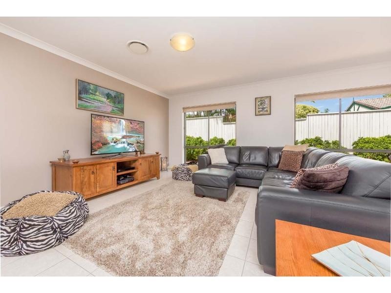 8 Fairway Court, Mount Ommaney QLD 4074