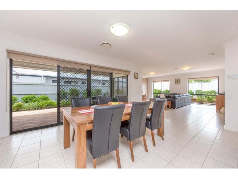 8 Fairway Court, Mount Ommaney QLD 4074