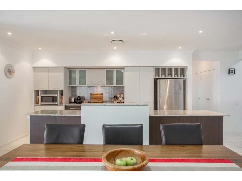 8 Fairway Court, Mount Ommaney QLD 4074