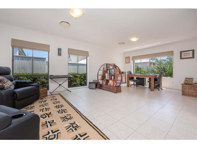 8 Fairway Court, Mount Ommaney QLD 4074