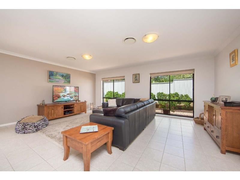 8 Fairway Court, Mount Ommaney QLD 4074