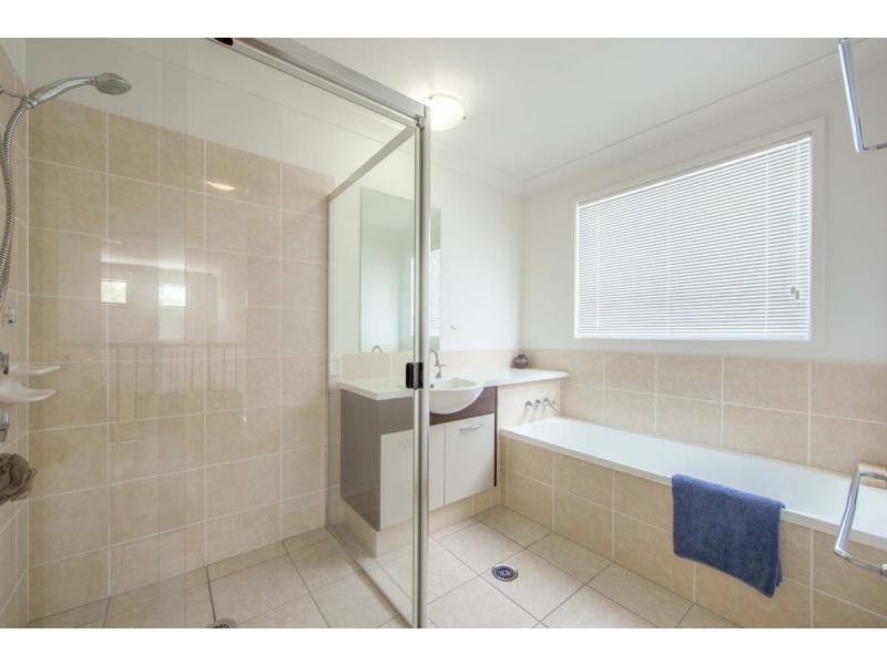 8 Fairway Court, Mount Ommaney QLD 4074