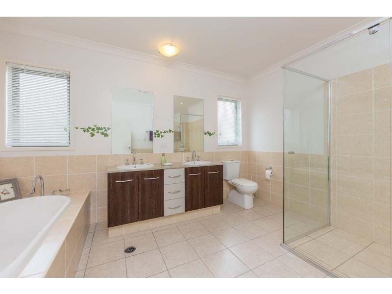 8 Fairway Court, Mount Ommaney QLD 4074