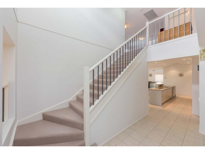 8 Fairway Court, Mount Ommaney QLD 4074