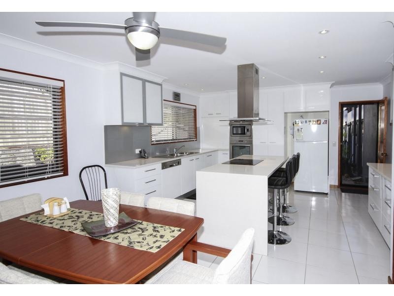 1 Wandella Street, Chapel Hill QLD 4069