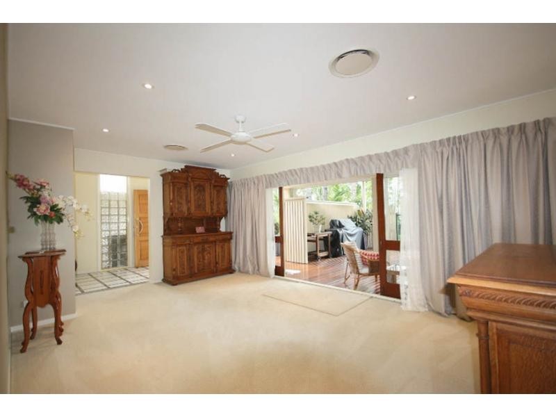 4 Mitchell Court, Mount Ommaney QLD 4074