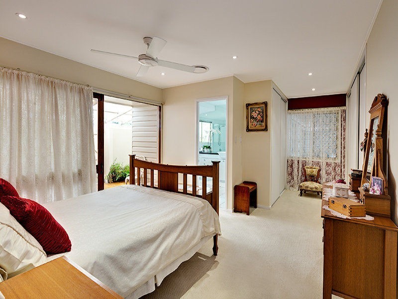 4 Mitchell Court, Mount Ommaney QLD 4074