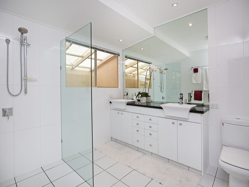 4 Mitchell Court, Mount Ommaney QLD 4074