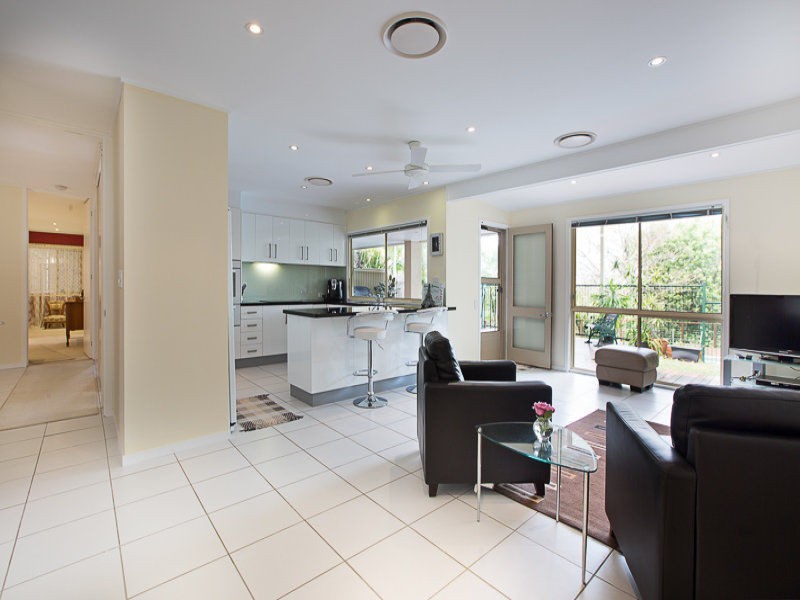 4 Mitchell Court, Mount Ommaney QLD 4074